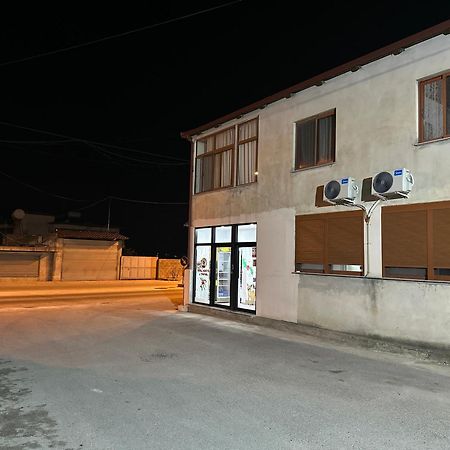 Aral Hostel Берат Екстериор снимка