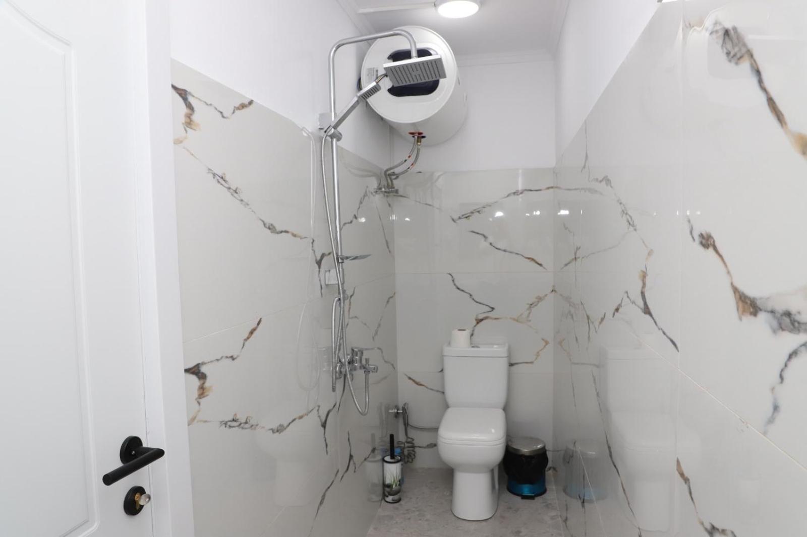 Aral Hostel Берат Екстериор снимка