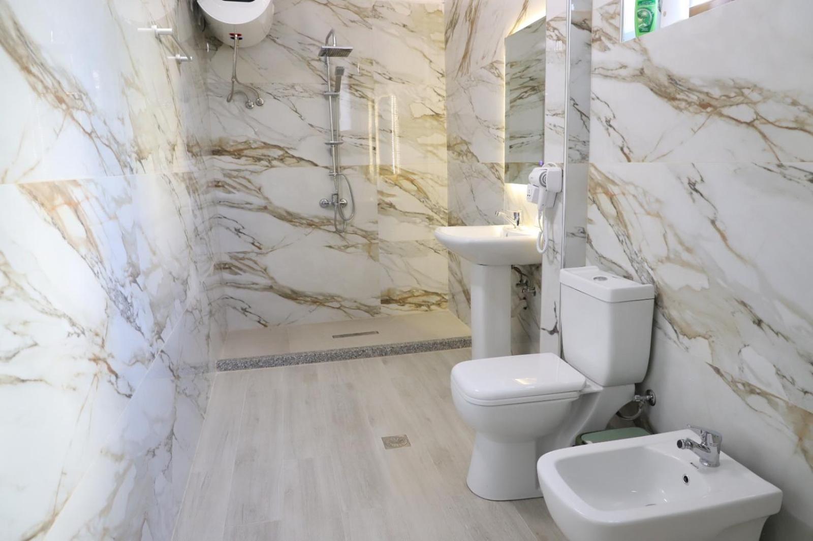 Aral Hostel Берат Екстериор снимка