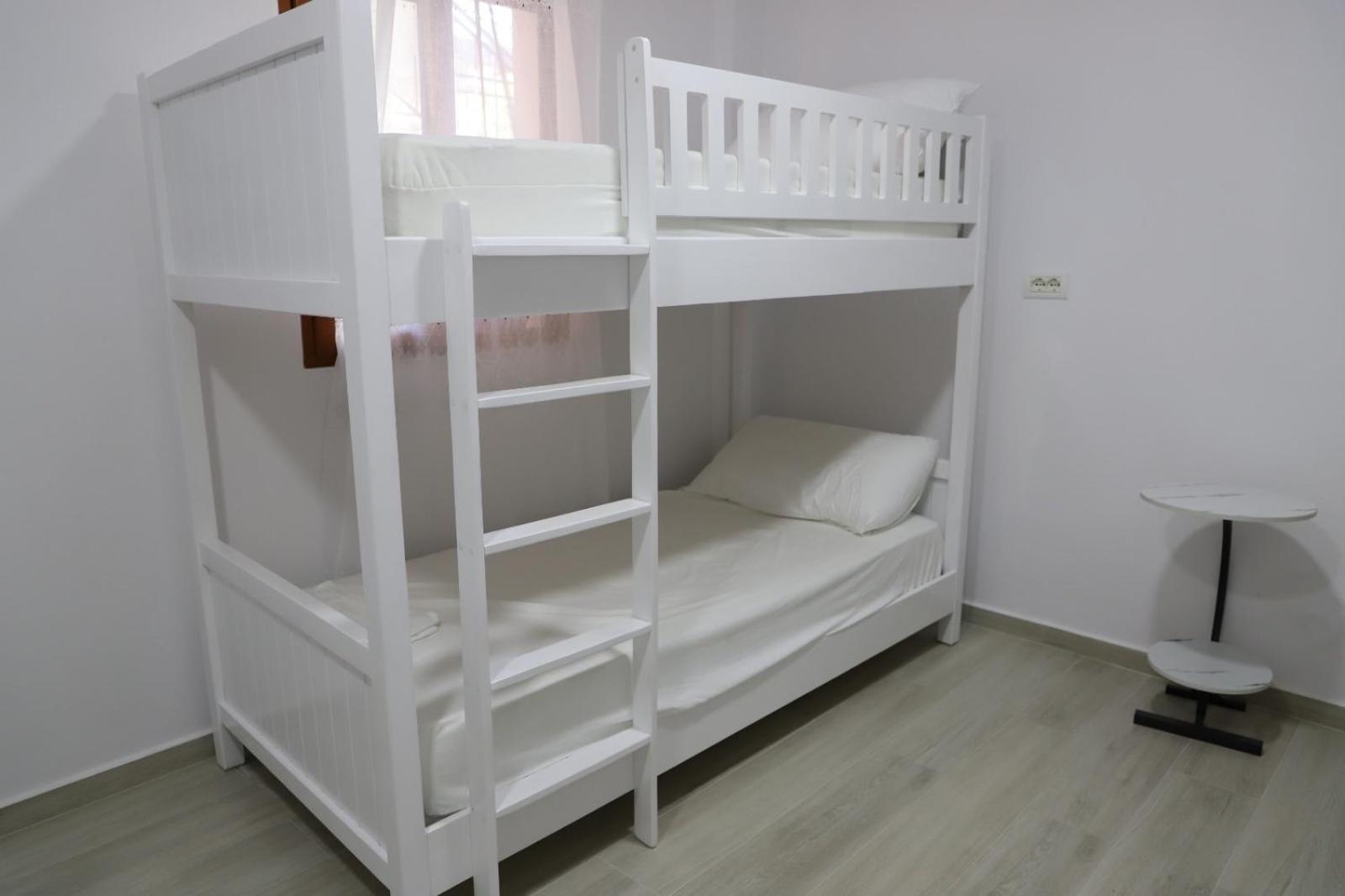 Aral Hostel Берат Екстериор снимка