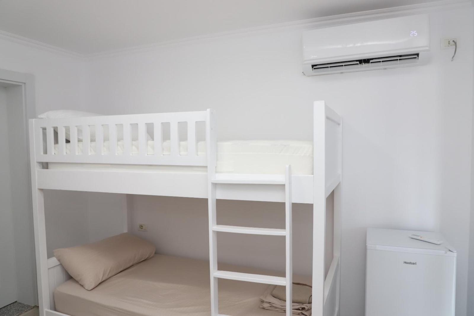 Aral Hostel Берат Екстериор снимка