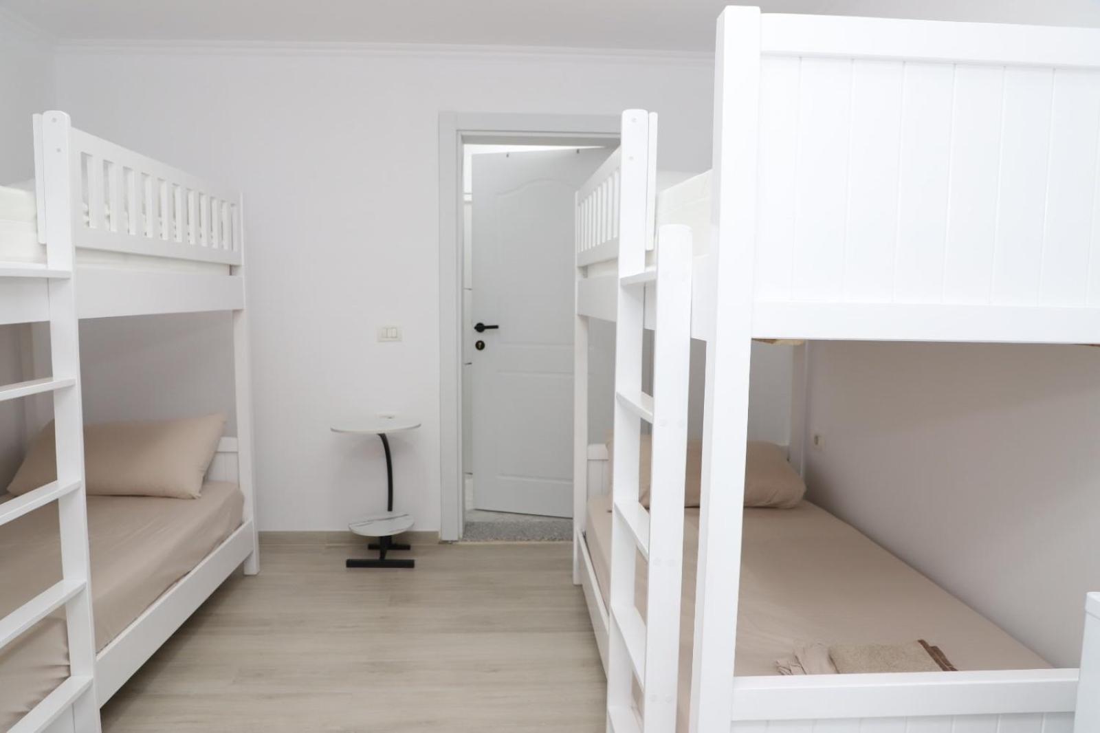 Aral Hostel Берат Екстериор снимка