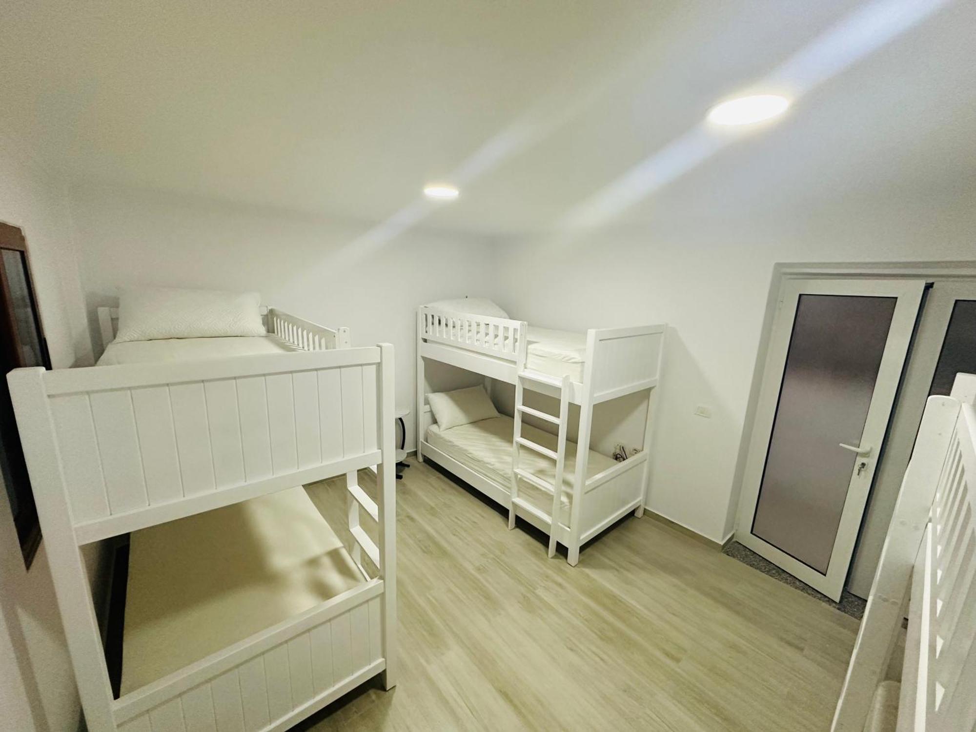 Aral Hostel Берат Екстериор снимка
