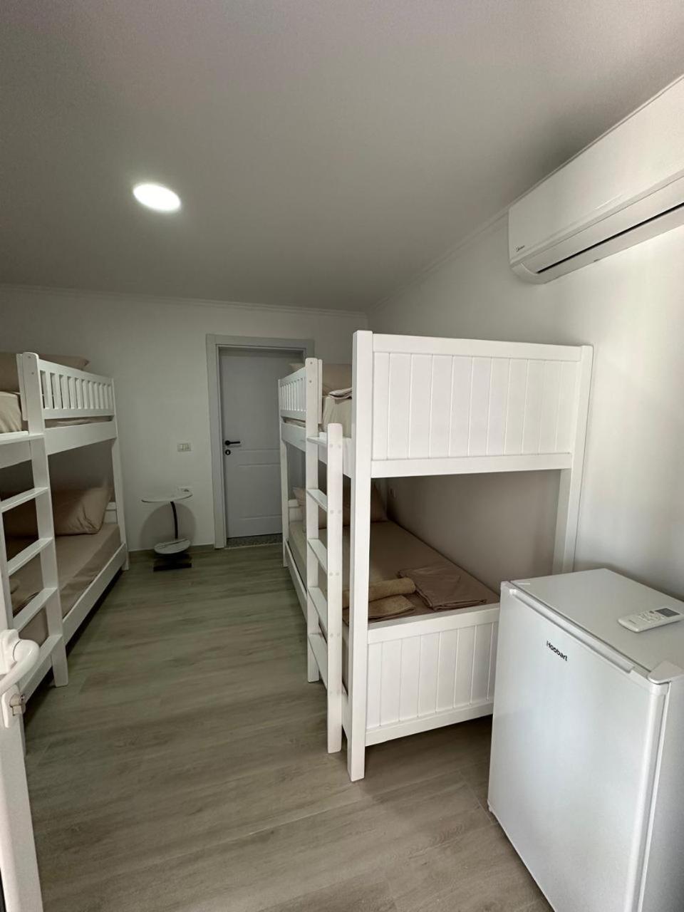Aral Hostel Берат Екстериор снимка