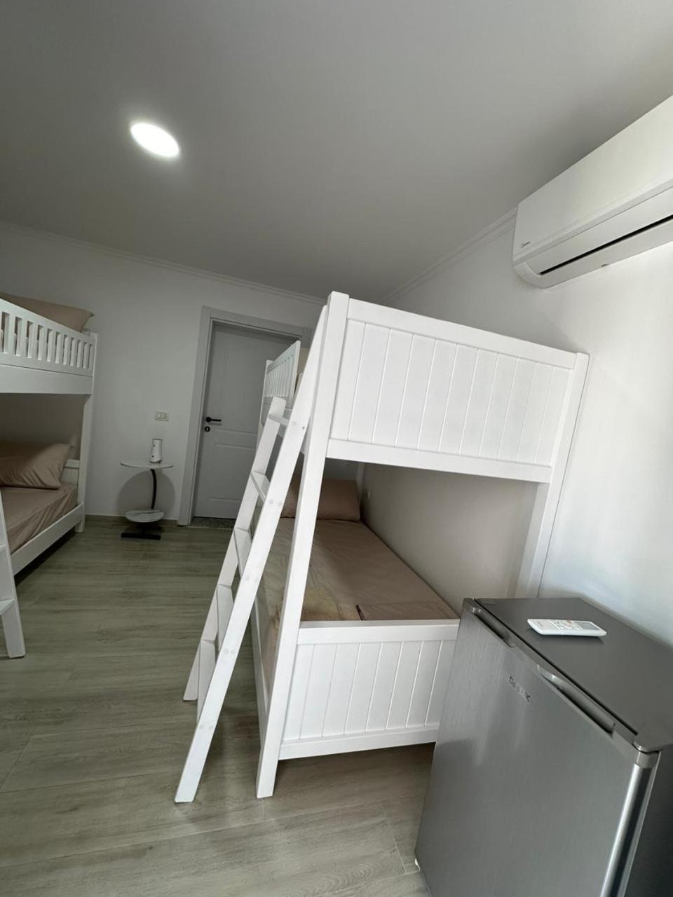 Aral Hostel Берат Екстериор снимка