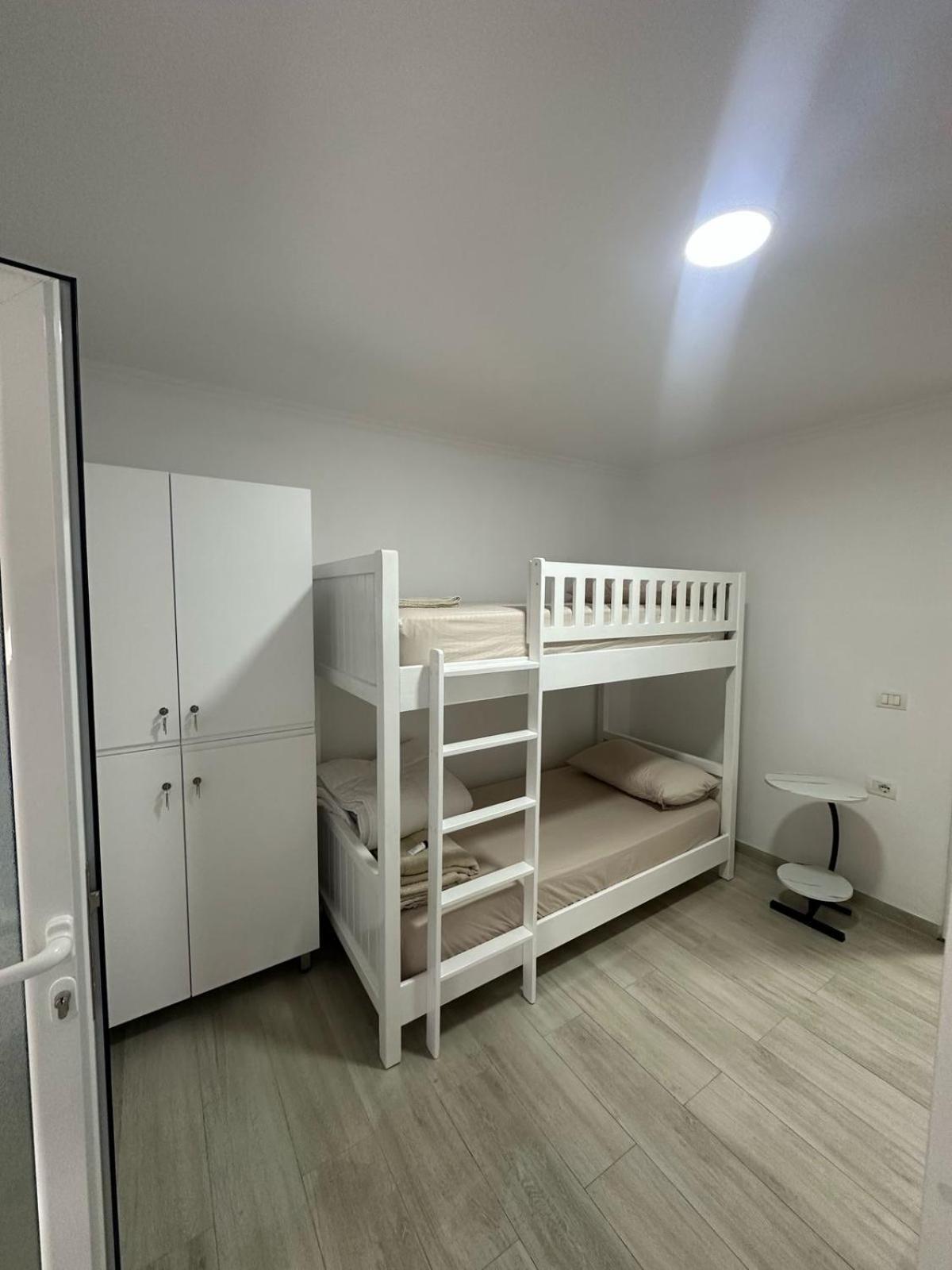 Aral Hostel Берат Екстериор снимка